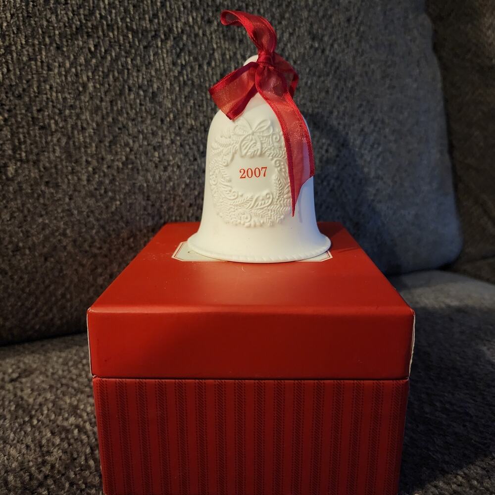 HALLMARK KEEPSAKE CHRISTMAS ORNAMENT-PORCELAIN BELL 2007 - Picture 2 of 6